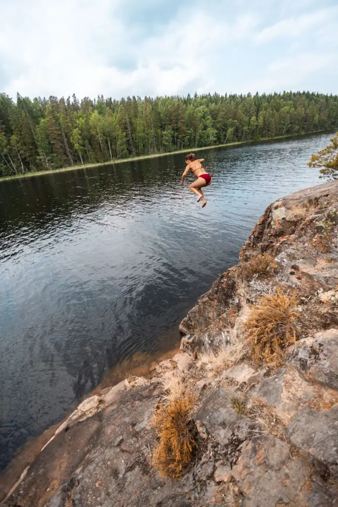 personne sautant dans un lac