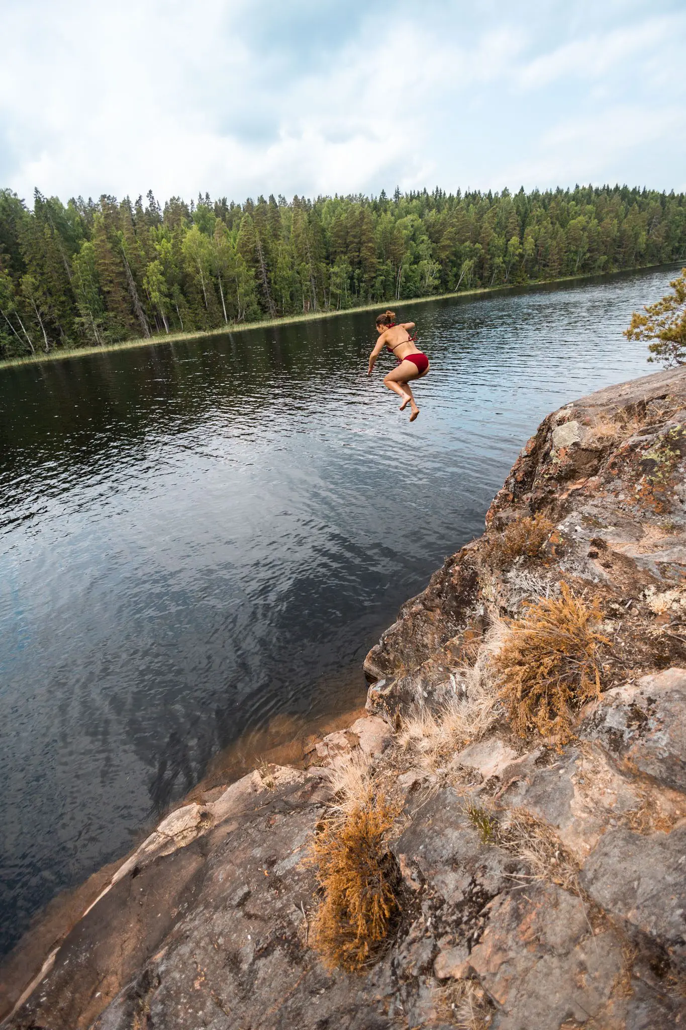 personne sautant dans un lac