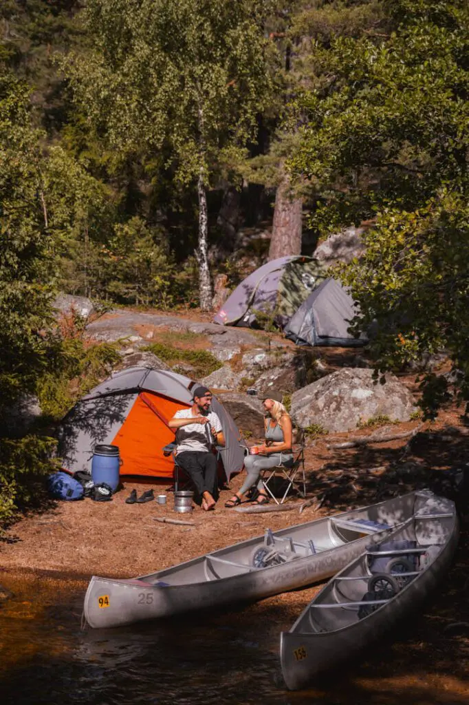 des amis partent faire du camping sauvage