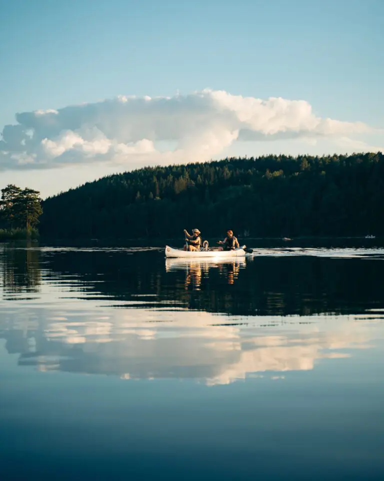 Canoë sur l'eau au coucher du soleil en Suède