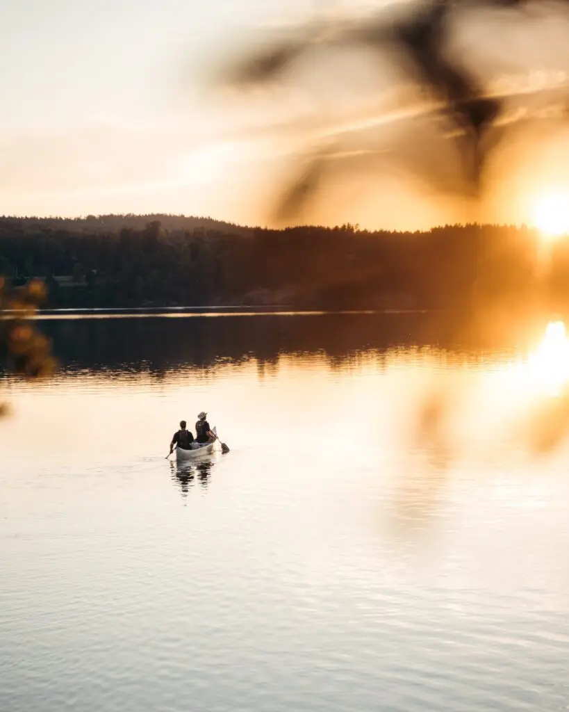 Faire du canoë au coucher du soleil.