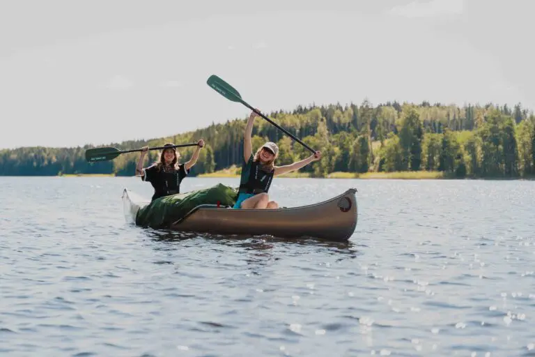 Deux filles en Suède faisant le Canoe Trip.