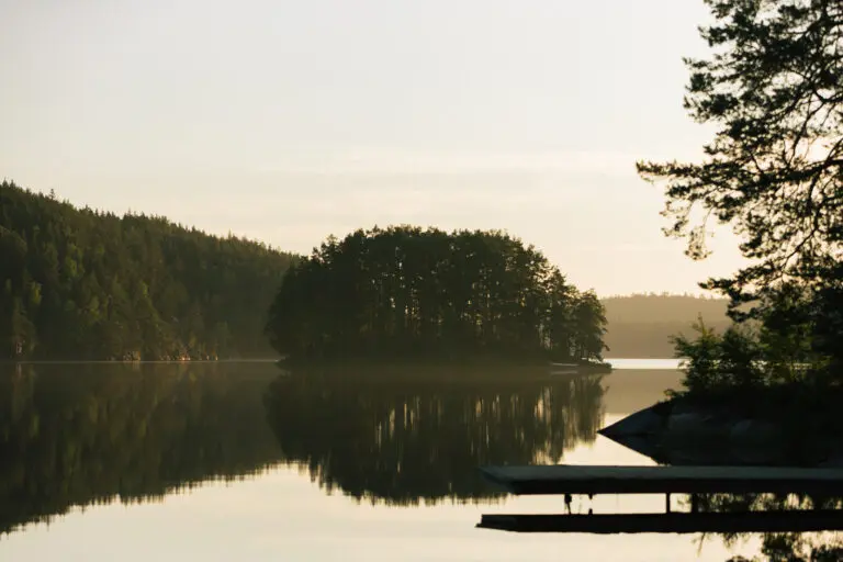 Une vue d'un lac en Suède