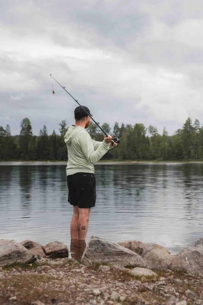 Pêcher au bord du lac.