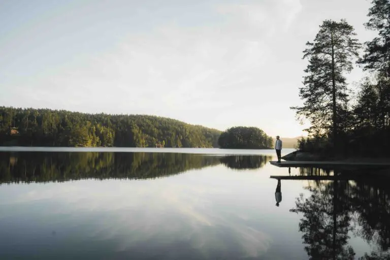 homme au bord de l'eau