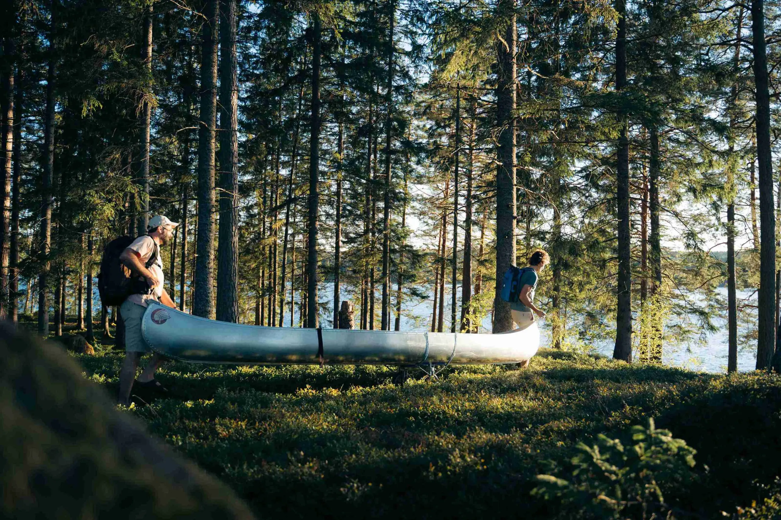 Deux amis dans les bois avec leur canoë.