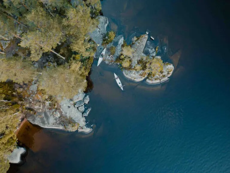 Une vue aérienne d'un lac en Suède