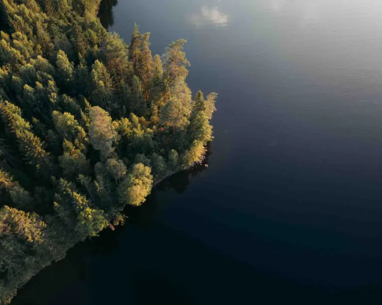 Une vue aérienne d'un lac en Suède