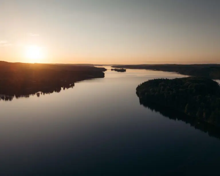 prise de vue par drone avec lever de soleil randonnée en canoe en Suède