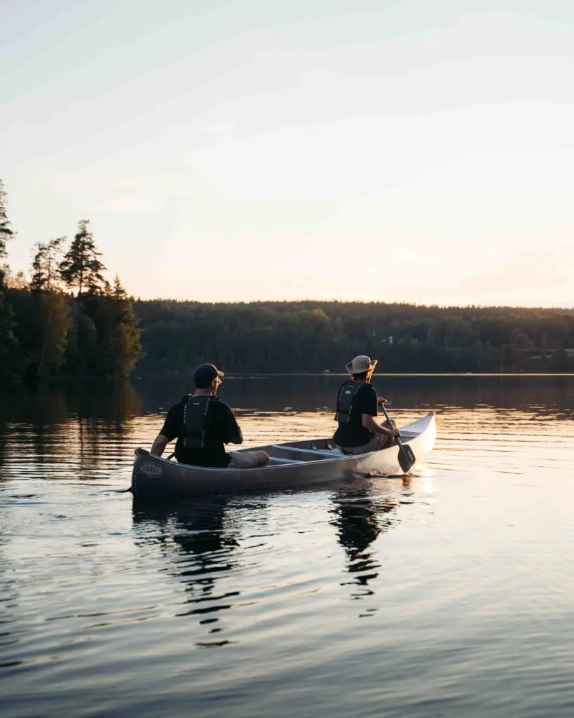 Deux personnes dans un canoë.