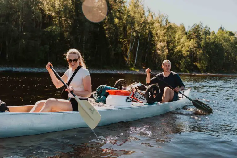 Deux personnes dans un canoë.