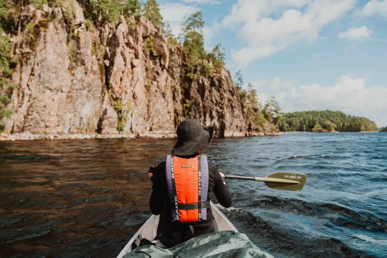 fille dans un canoë