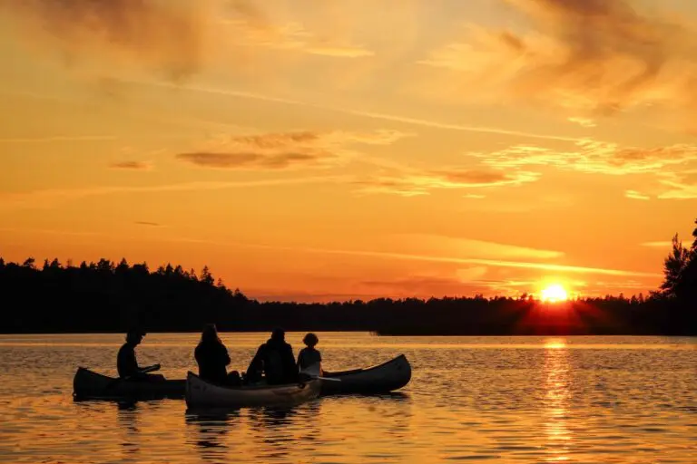 canoë au coucher de soleil