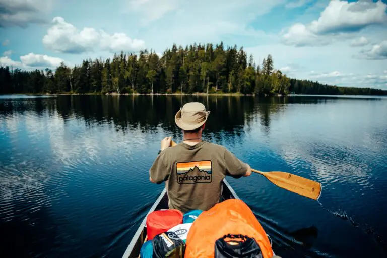 homme dans un canoë en Suède