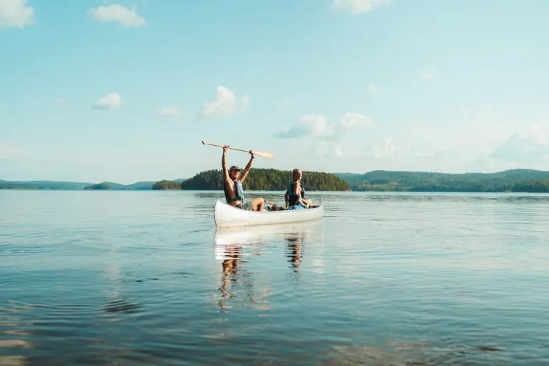 amis dans un canoë