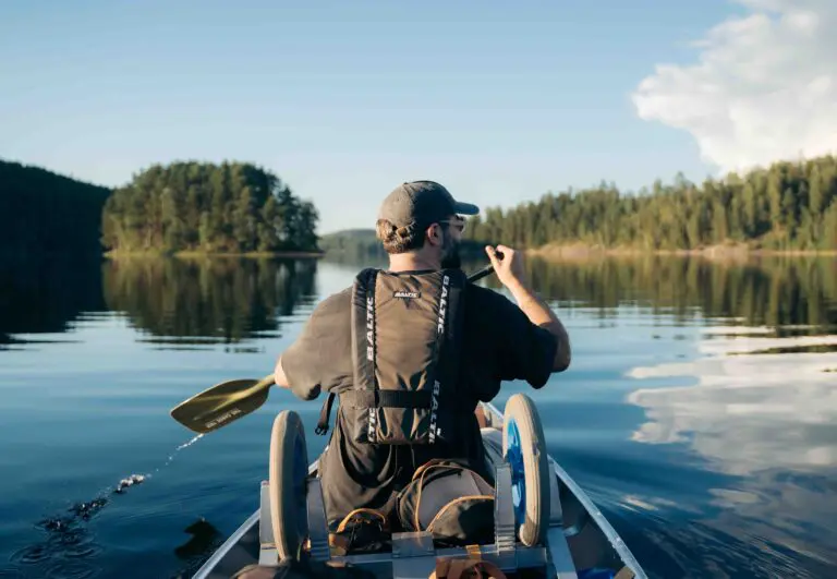 homme dans un canoë