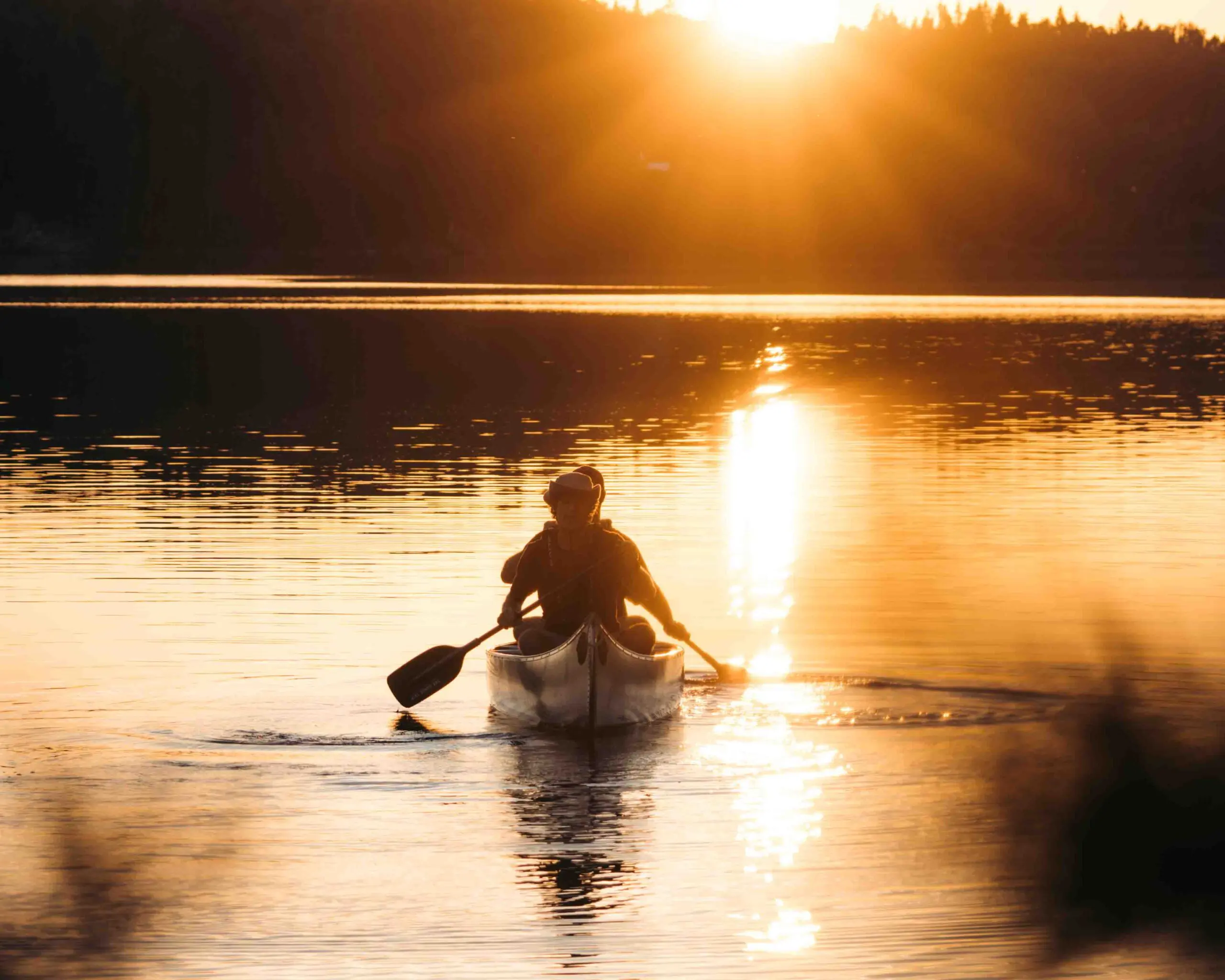 balade en kayak au coucher du soleil en Suède