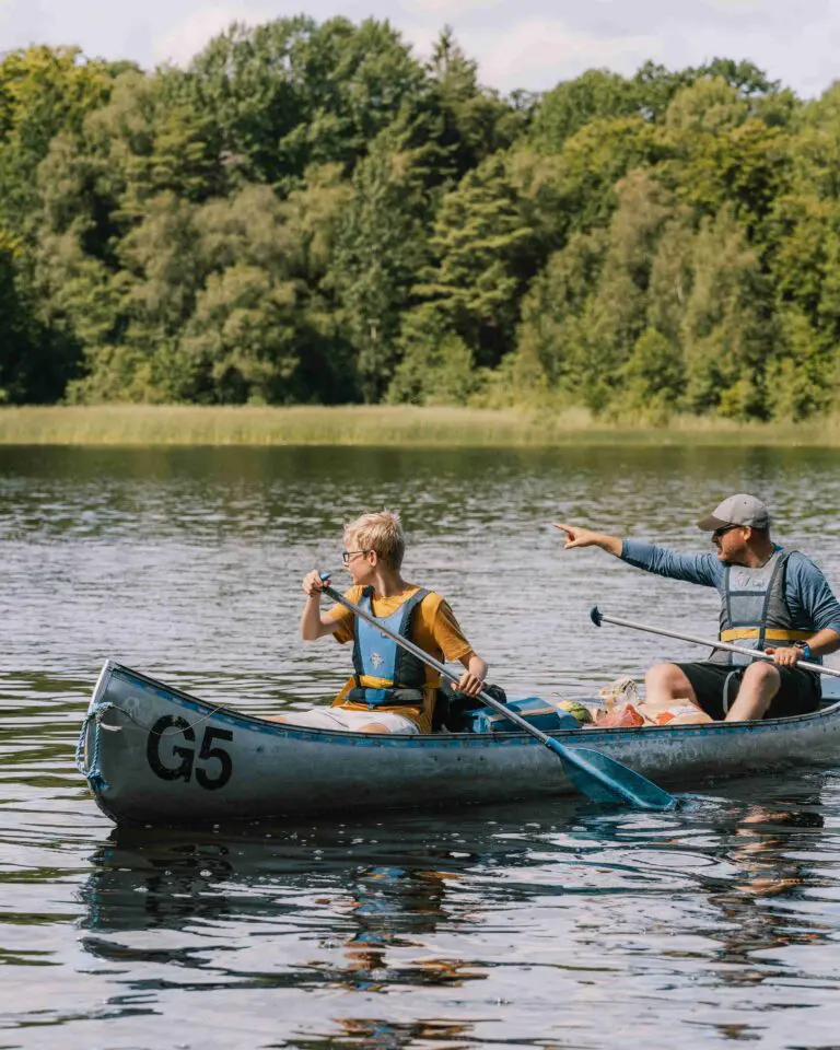 Deux participants qui voyagent en Suède en canoë.