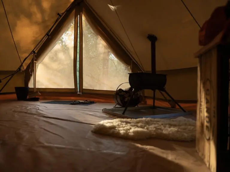 intérieur d’une tente en toile avec poêle à bois