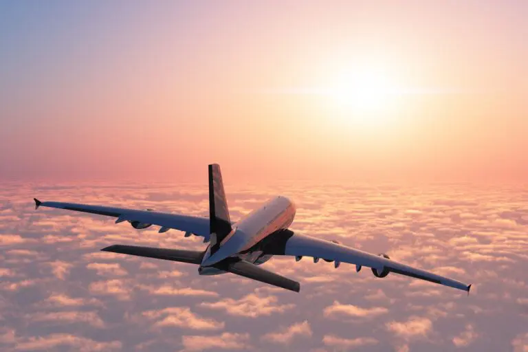 avion volant au-dessus des nuages au coucher du soleil