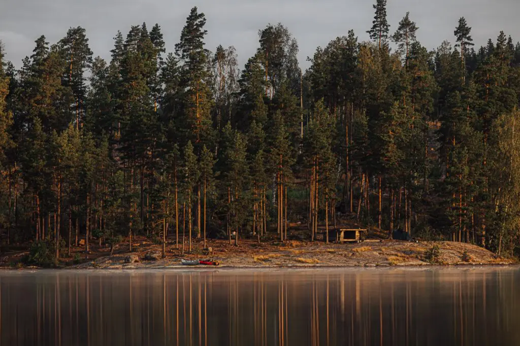 abri au bord d’un lac avec des canoës