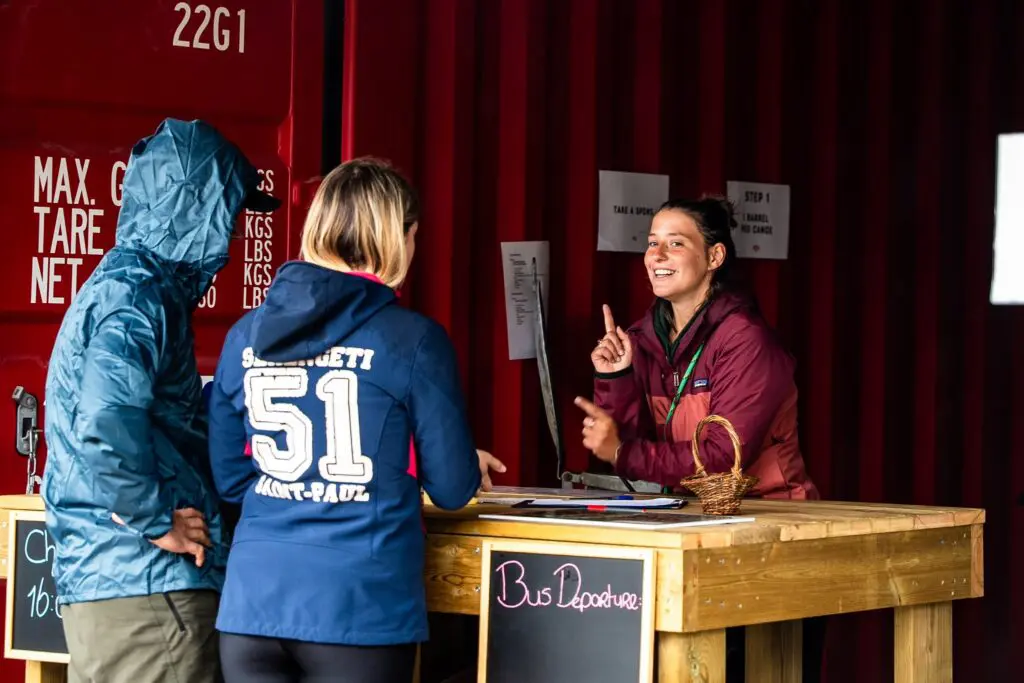 membre du personnel discutant avec des clients à un comptoir d’accueil