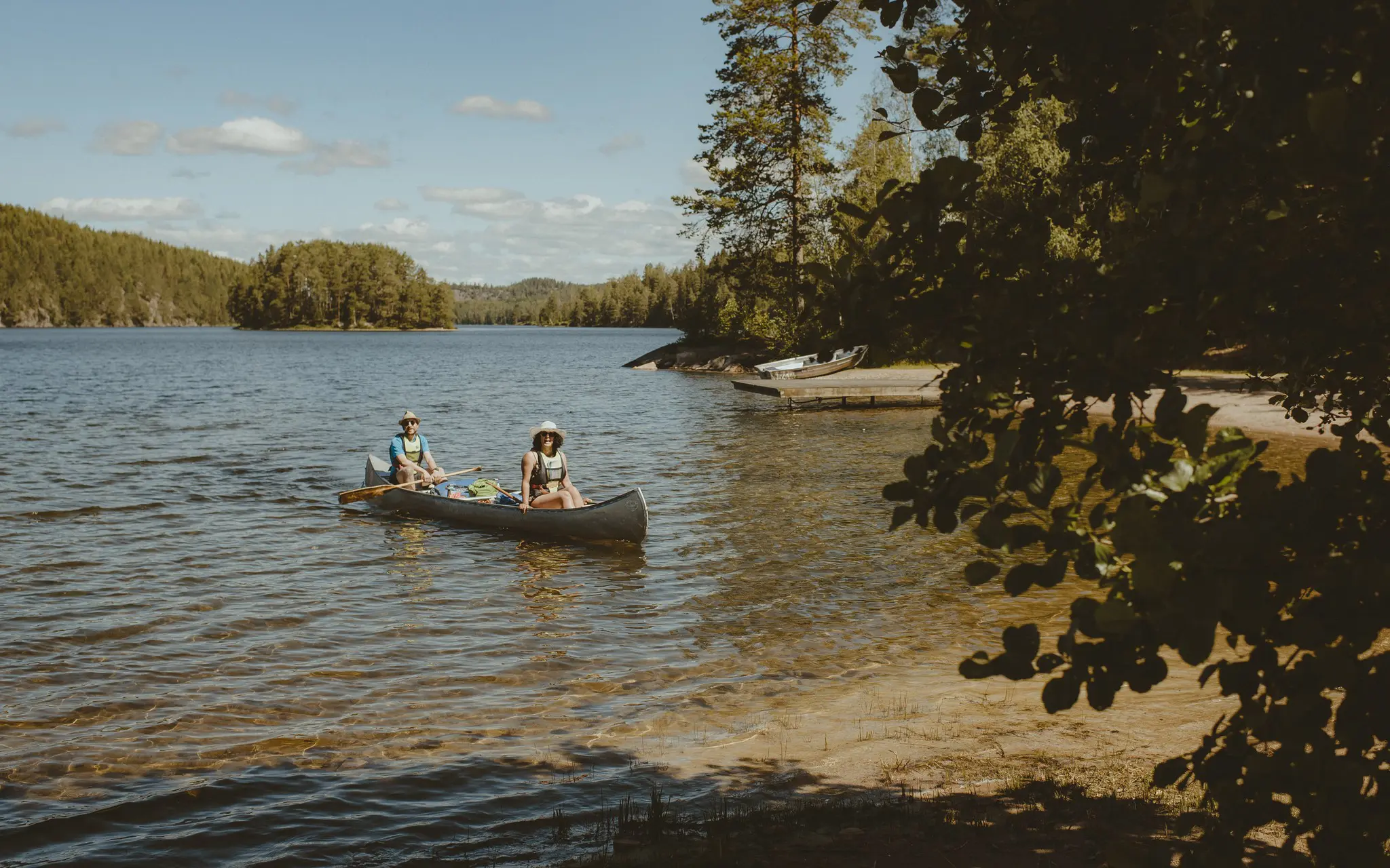 deux personnes faisant du canoë sur un lac en Suède