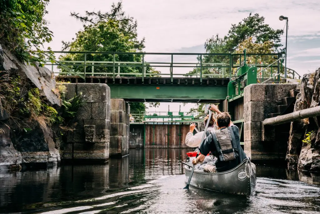 deux personnes faisant du canoë à travers un système d’écluses de canal
