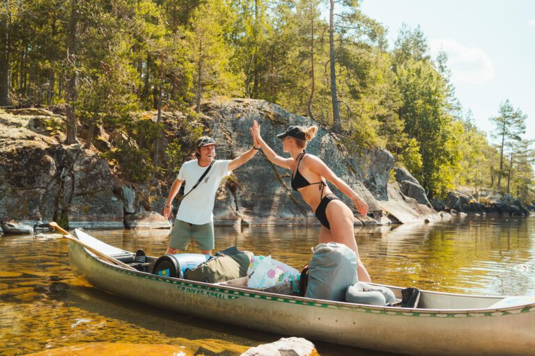 Deux amis heureux faisant le Canoe Trip