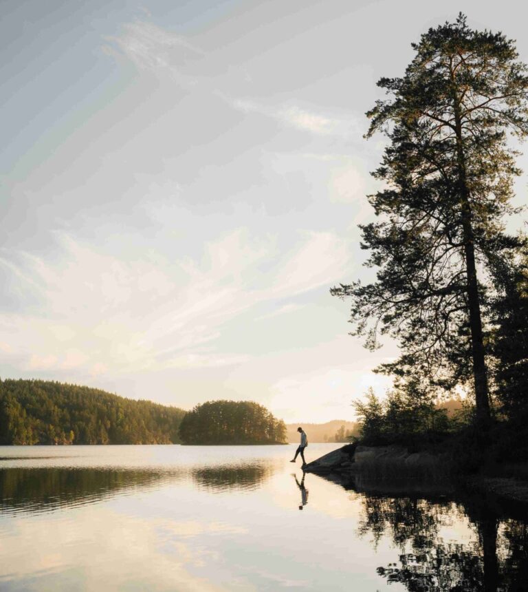 Un homme devant un lac