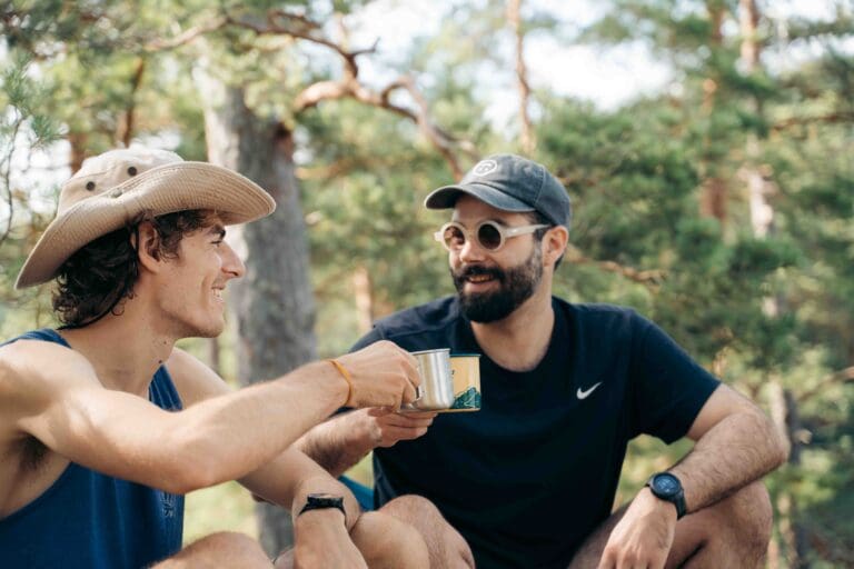 Deux garçons boivent du café.