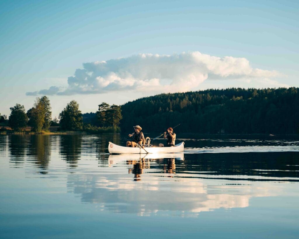 canoë dans le Värmland / Canoë sur un lac suédois