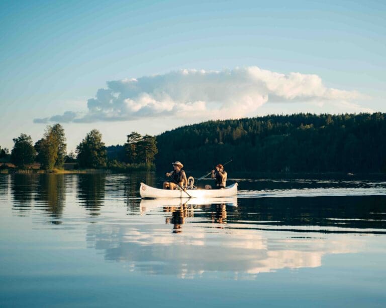 canoë dans le Värmland / Canoë sur un lac suédois