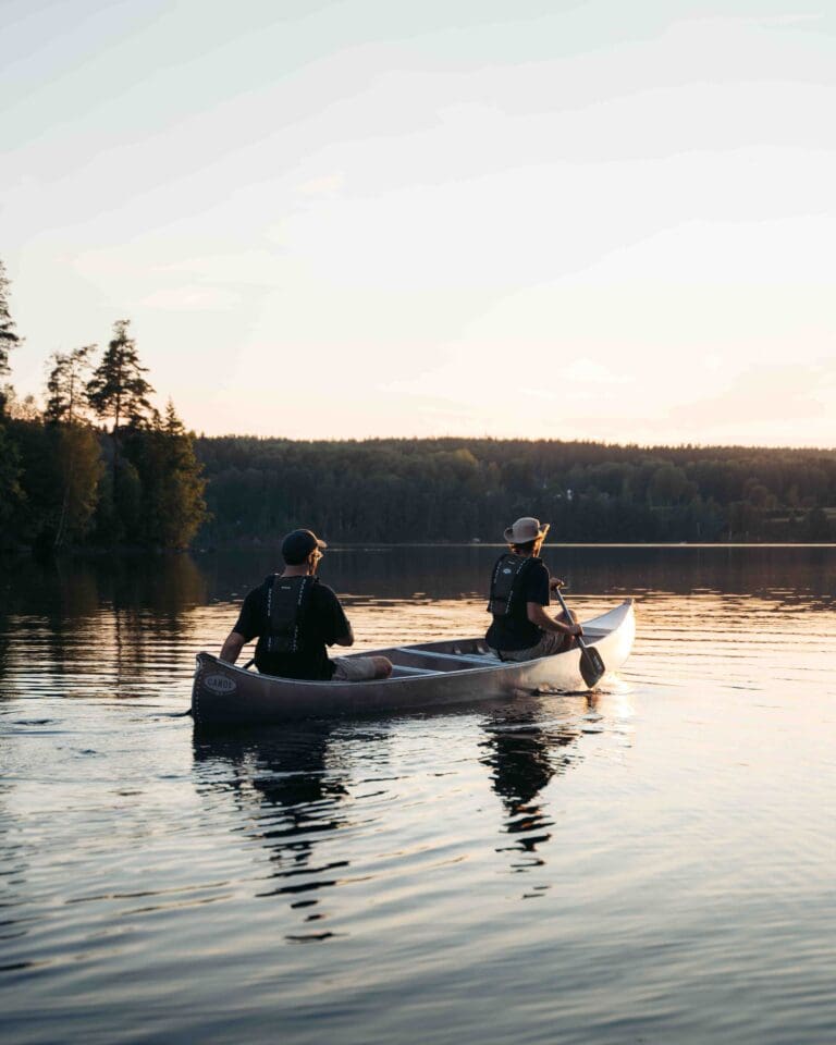 deux personnes dans un canoë / Two people in a canoe