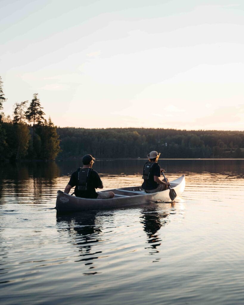 deux personnes dans un canoë / Two people in a canoe