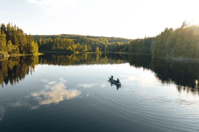 Top 3 des activités de plein air à faire cet été en Suède : le kayak, le camping sauvage et la pêche.
