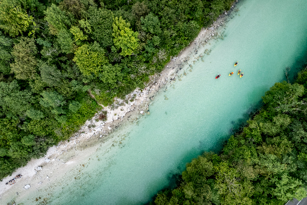 Des packrafts dans la Soca, une rivière en Slovénie