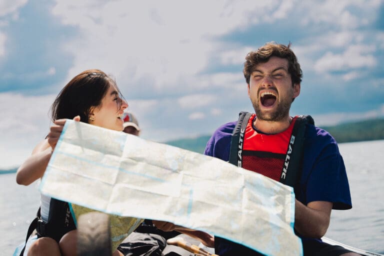 gens sur le voyage en canoë