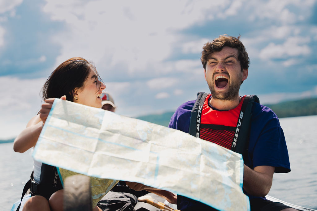 gens sur le voyage en canoë