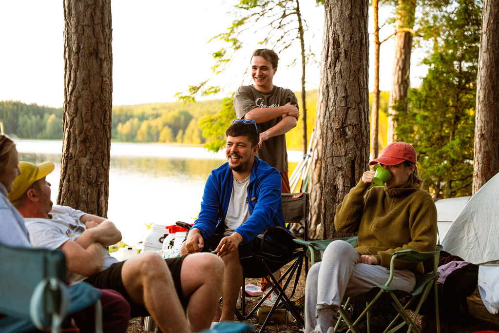 famille autour du feu de camp