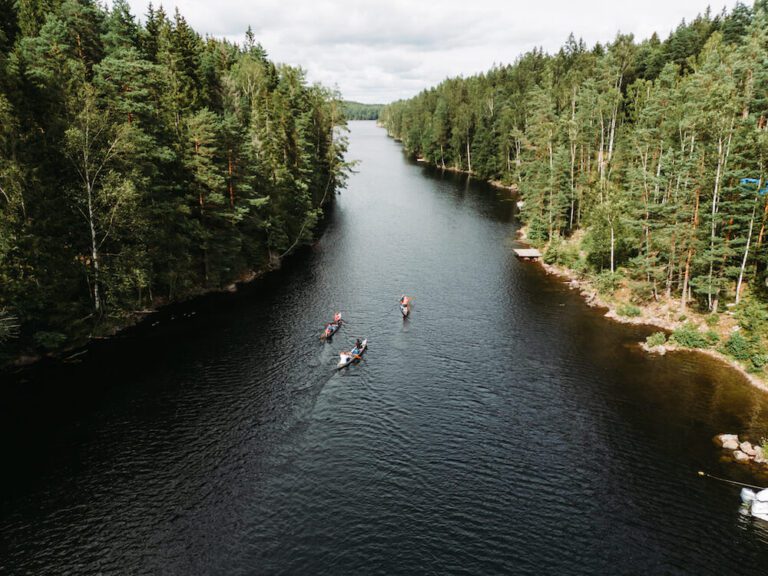 Vue aérienne de canoës naviguant à travers une zone de lacs verdoyante à Nordmarken Värmland, la plus belle région pour des vacances en canoë en Suède.